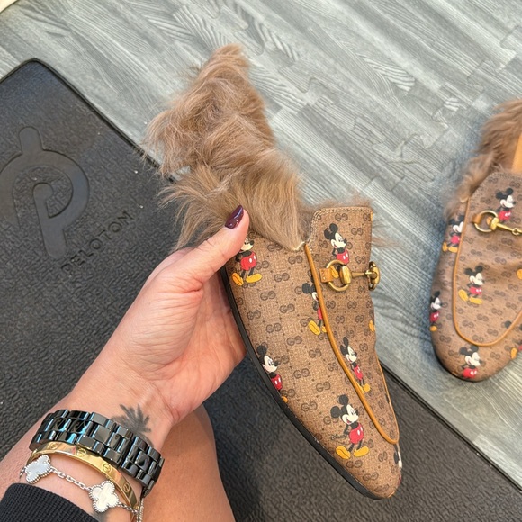 Gucci x Disney PRINCETOWN mule slide with Mickey Mouse and lamb wool lining - Picture 5 of 10